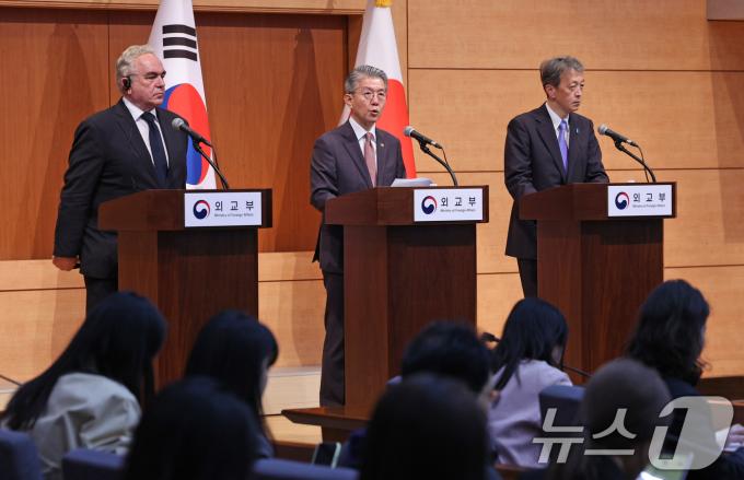김홍균 외교부 제1차관(가운데)이 16일 오후 서울 종로구 외교부 청사에서 커트 캠벨 미국 국무부 부장관, 오카노 마사타카 일본 외무성 사무차관 함께 제14차 한미일 외교차관협의회 결과 합동 기자회견을 하고 있다. 한미일 외교차관협의회는 북핵 및 지역·글로벌 사안에 대한 공조 방안을 논의하기 위한 협의체다. 2024.10.16/뉴스1 ⓒ News1 장수영 기자