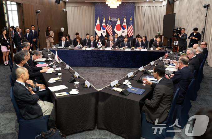 김홍균 외교부 제1차관이 16일 오후 서울 세종로 외교부 청사에서 커트 캠벨 미국 국무부 부장관, 오카노 마사타카 일본 외무성 사무차관과 관계자들이 참석한 제14차 한미일 외교차관협의회 시작을 기다리고 있다. (공동취재) 2024.10.16/뉴스1 ⓒ News1 허경 기자
