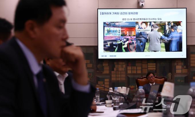 15일 오전 서울 여의도 국회 문화체육관광위원회에서 김건희 여사 황제 관람 의혹과 관련한 한국정책방송원(KTV) 공연장에 대통령실 문화체육비서관실 정용석 선임행정관(현 국립박물관문화재단 이사장)을 담은 사진이 나오는 모습. 2024.10.15/뉴스1 ⓒ News1 김민지 기자