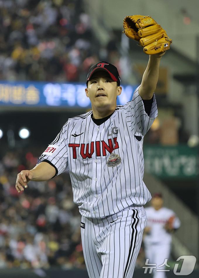11일 오후 서울 송파구 잠실야구장에서 열린 프로야구 '2024 신한 SOL 뱅크 KBO 포스트시즌' 준플레이오프 5차전 kt 위즈와 LG 트윈스의 경기, LG 선발 임찬규가 6회초 이닝을 실점 없이 마친 뒤 팬들의 연호에 손을 흔들고 있다. 2024.10.11/뉴스1 ⓒ News1 김진환 기자