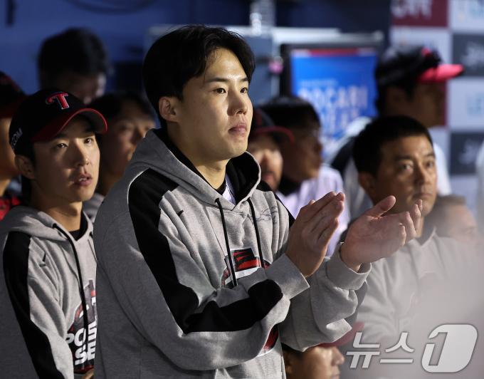 11일 오후 서울 송파구 잠실야구장에서 열린 프로야구 '2024 신한 SOL 뱅크 KBO 포스트시즌' 준플레이오프 5차전 kt 위즈와 LG 트윈스의 경기, LG 선발로 등판했던 임찬규가 9회초 마무리 에르난데스의 투구를 보며 손뼉을 치고 있다. 2024.10.11/뉴스1 ⓒ News1 김진환 기자