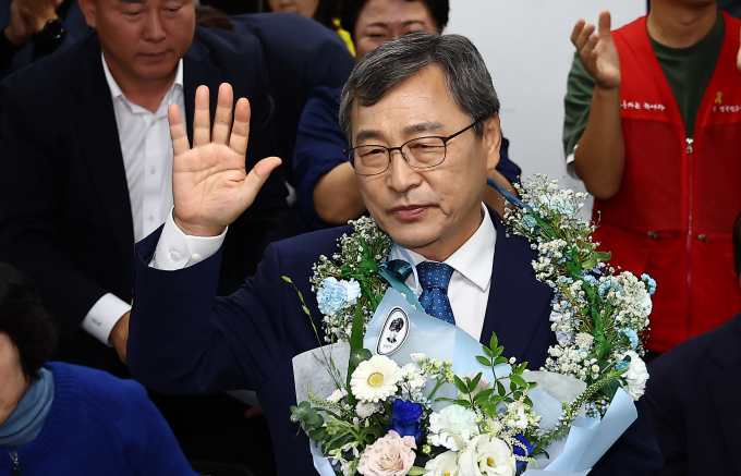 정근식 신임 서울시교육감이 17일 취임식 이후 업무를 시작한다. 사진은 정 교육감이 지난 16일 서울 마포구 후보자 사무실에서 당선이 확실시되자 지지자들에게 환호 받는 모습. /사진=뉴시스