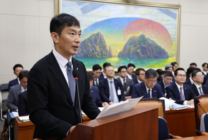 이복현 금융감독원장이 25일 오전 서울 여의도 국회에서 열린 정무위원회 전체회의에서 업무보고를 하고 있다./사진=뉴스1