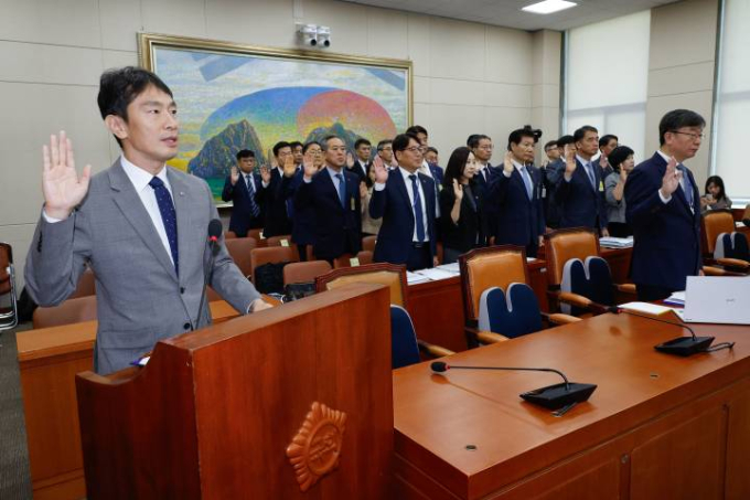 이복현 금융감독원장이 17일 오전 서울 여의도 국회 정무위원회에서 열린 금융감독원·서민금융진흥원 국정감사에서 증인 선서를 하고 있다. /사진=뉴스1