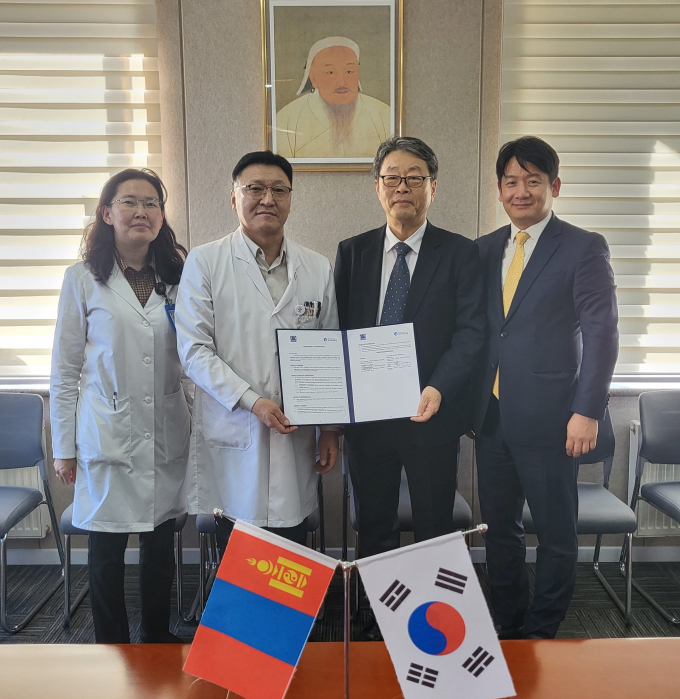 협약체결 후 기념촬영을 하고 있다.(왼쪽부터 몽골 제3국립병원 바트게렐 오이도브 국제협력팀장, 투무르 어치르 병원장, 동남권원자력의학원 이창훈 원장, 최원호 경영관리부장)/사진=동남권원자력의학원