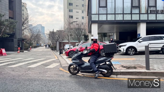 이륜차로 배달을 하고 있다./사진=장일 기자ㅌ