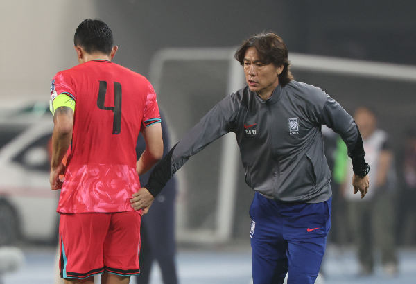 홍명보 축구대표팀 감독이 17일 아직 파악이 덜 된 해외파 선수들을 관찰하기 위해 비행기에 몸을 실었다. 사진은 지난 15일 이라크전에서 김민재를 독려하는 그의 모습. /사진=뉴시스