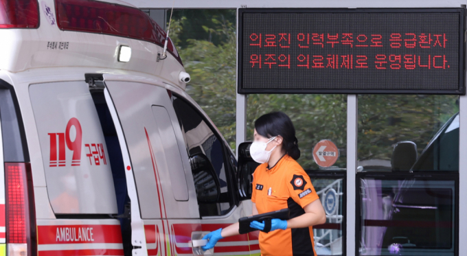  경남 거제시에서 50대 남성이 복통을 호소했으나 구급차에서 7시간을 허비하다가 결국 사망했다. 사진은 대학병원 응급실 앞에 있는 구급대원. /사진=뉴스1