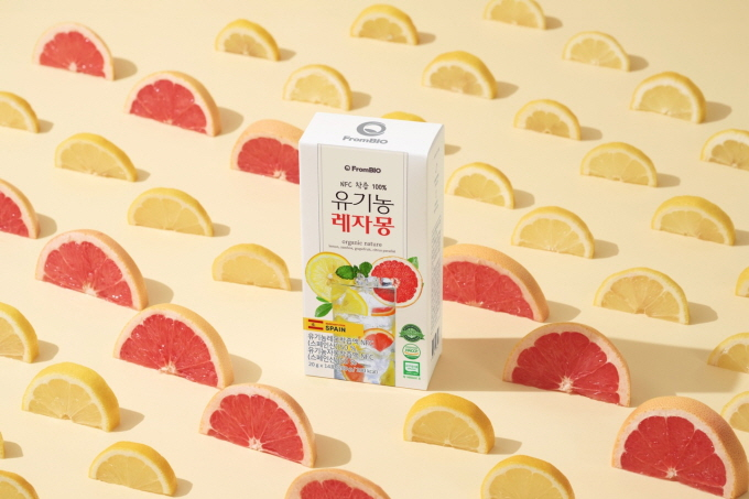 프롬바이오가 스페인산 유기농 레몬과 자몽을 활용한 '레자몽'을 17일 현대홈쇼핑을 통해 론칭한다. /사진=프롬바이오 