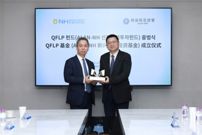 윤병운 NH투자증권 사장(왼쪽)이 합작펀드 출범 후 사진촬영을 하고 있다./사진=NH투자증권 
