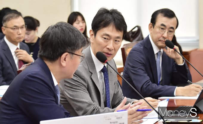[머니S포토] 정무위 국감, 의견 나누는 금감원 이복현 · 서금원 이재연