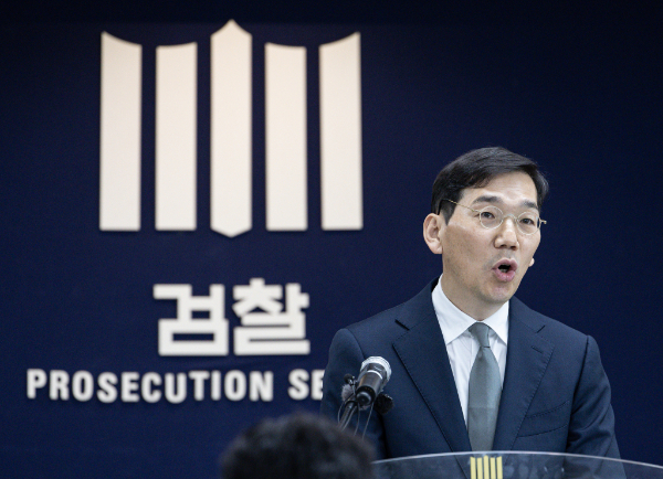 검찰이 '도이치모터스 주가조작 의혹'과 관련해 김건희 여사와 모친 최은순씨를 불기소 처분한다고 밝혔다. 사진은 17일 서울 서초구 서울중앙지방검찰청에서 수사결과를 발표하고 있는 조상원 서울중앙지검 4차장의 모습. /사진=뉴스1