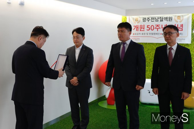 김성춘 광주신세계 사원 대표(왼쪽)가 김동수 광주전남혈액원장으로부터 혈액사업에 기여한 공로로 표창을 받고 있/사진=광주신세계 제공.