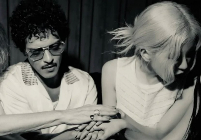 로제와 함께 술게임을 즐기는 브루노 마스 모습. /사진=브루노 마스 인스타그램 캡쳐