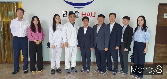 김동수 광주본부세관장(오른쪽 다섯번쨰)이 식품제조 기업 한우물을 방문해 관계자들과 함께 기념촬영을 하고 있다/사진=광주본부세관 제공.