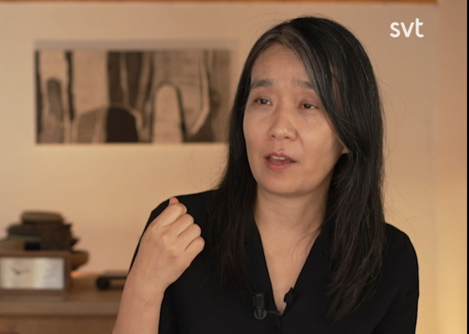 소설가 한강이 2024 노벨문학상 수상 이후 처음으로 공식석상에 나선다. 다만 노벨상 수상에 대한 소감은 전하지 않을 것으로 보인다. 사진은 한강이 지난 13일 스웨덴 공영 방송 SVT와 인터뷰하는 모습. /사진=뉴스1(SVT 영상 캡처) 