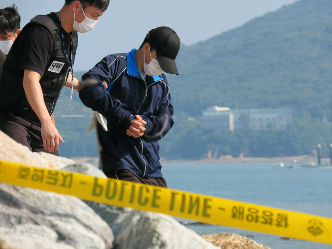 불륜을 들키자 아내를 바다에 빠뜨리고 돌을 던져 살해한 30대 남편에 징역 28년이 확정됐다. 남편이 사건 당시 상황을 재현하기 위해 현장으로 이동하는 모습. /사진=뉴시스