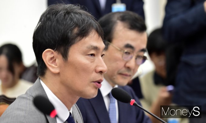 이복현 금감원장이 17일 서울 여의도국회 본관 604호에서 열린 국회 정무위원회, 금융감독원 등 국정감사에 출석, 질의에 답하고 있다. /사진=임한별 기자