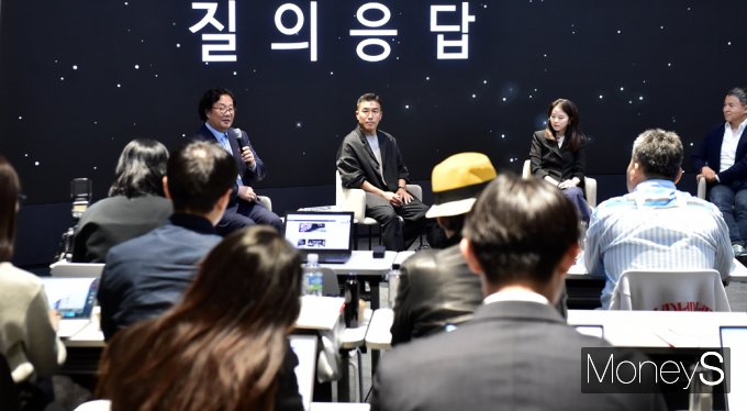 ▲ '서울디자인 2024' 질의응답받는 차 대표 및 전시 작가들 