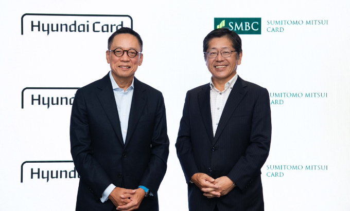 정태영 현대카드 부회장(왼쪽)과 오니시 유키히코 SMCC 사장이 16일 오후 일본 도쿄 SMCC 사옥에서 조인식을 마치고 기념 사진을 촬영하고 있다./사진=현대카드