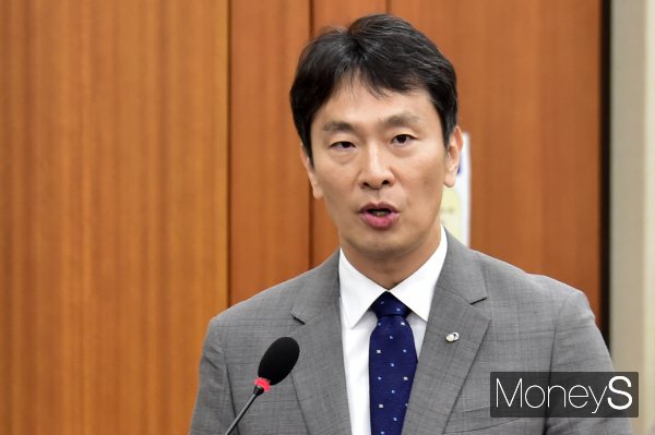 이복현 금융감독원장이 "네이버가 실질적인 금융 서비스 사업을 진행하려면 필요한 인허가나 라이선스 받아서 진행해야 한다"라고 17일 말했다. 사진은 이 원장이 이날 서울 여의도국회 본관 604호에서 열린 국회 정무위원회, 금융감독원 등 국정감사에 출석, 피감기관 업무보고를 하는 모습. /사진=머니S 임한별 기자 