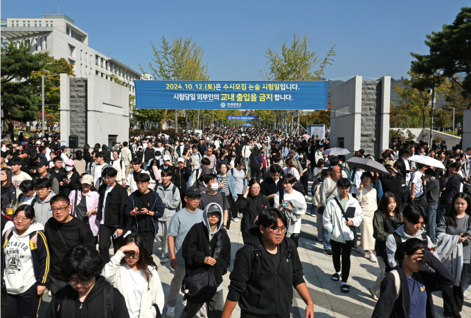 연세대학교 수시 모집 논술을 본 수험생이 다른 고사장에 있는 수험생에게 미리 본 문제를 문자로 전달했다고 증언해 논란이 일고 있다. 사진은 연세대 수시모집 논술 시험일인 지난 12일 서울 서대문구 연세대 신촌캠퍼스에서 시험을 마친 수험생들이 교문 밖으로 이동하는 모습. /사진=뉴스1