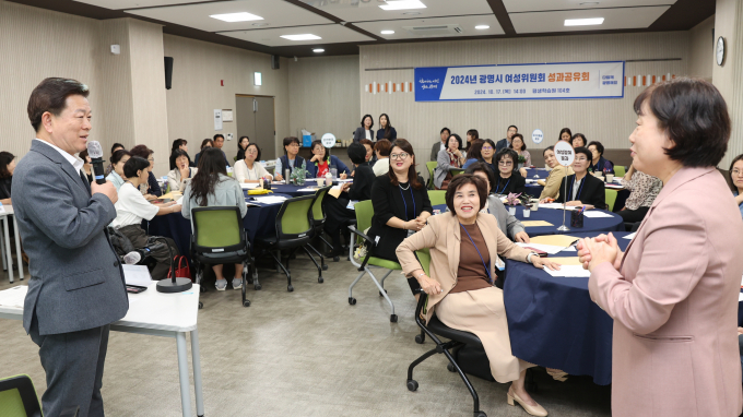 박승원 광명시장이 17일 평생학습원에서 열린 '2024년 광명시 여성위원회 성과공유회'에서 토론을 하고 있다. /사진제공=광명시