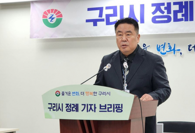 김천복 안전도시국장이 17일 시청 종합상황실에서 정례 기자브리핑을 하고 있다./사진=김동영 기자