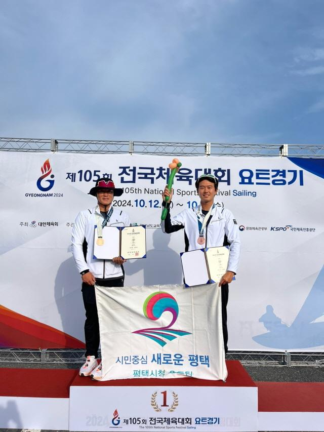 평택시청 요트팀의 박주현(왼쪽)과 안준성이 제105회 전국체육대회에서 동메달을 획득한 가운데 기념촬영을 하고 있다. / 사진제공=평택시