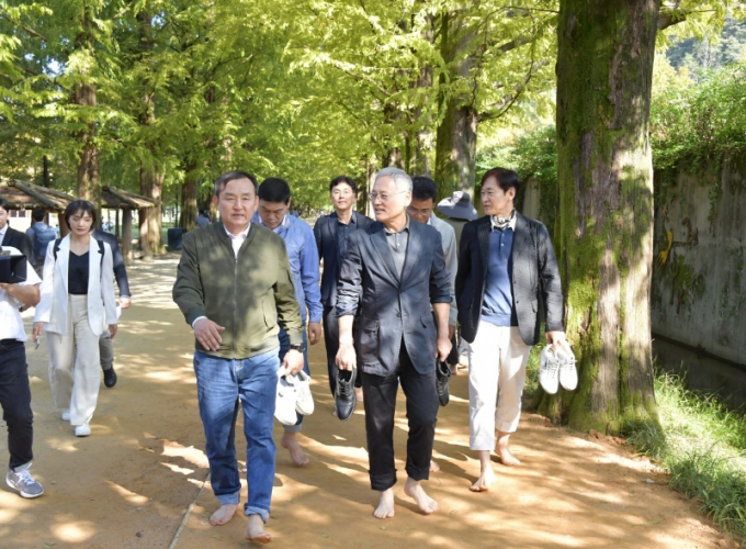 유인촌 문화체육관광부 장관(왼쪽 두번째)이 17일 이병노 담양군수와 맨발길을 걷고 있다./사진=담양군