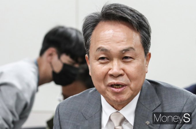 진옥동 신한금융지주 회장이 24일 서울 중구 명동1가 은행회관에서 열린 '중소기업 기후위기 대응 등의 지원을 위한 업무 협약식'에 참석, 발언을 하고 있다./사진=임한별 기자
