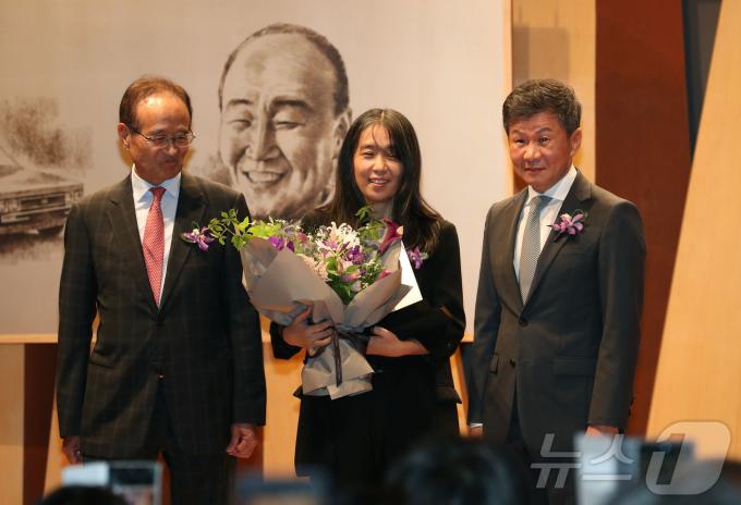 2024노벨문학상 수상 작가 한강이 2024년 10월 17일 오후 서울 삼성동 포니정홀에서 열린 '2024 포니정 혁신상' 시상식후 기념촬영을 하고 있다. 왼쪽은 주선회 포니정 재단 이사, 오른쪽은 정몽규 포니정 재단 이사장./사진공동취재단