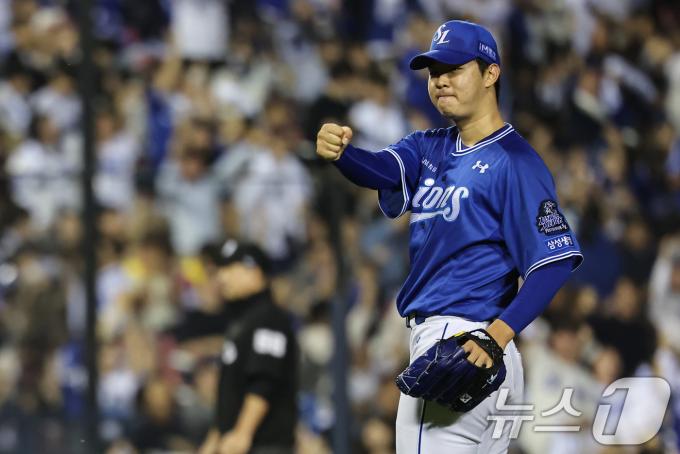 17일 오후 서울 송파구 잠실야구장에서 열린 프로야구 '2024 신한 SOL 뱅크 KBO 포스트시즌' 플레이오프 3차전 삼성 라이온즈와 LG 트윈스의 경기, 삼성 선발투수 황동재가 3회말 1사 1루 상황에서 LG 신민재를 병살타 처리한 뒤 기뻐하고 있다. 2024.10.17/뉴스1 ⓒ News1 김도우 기자