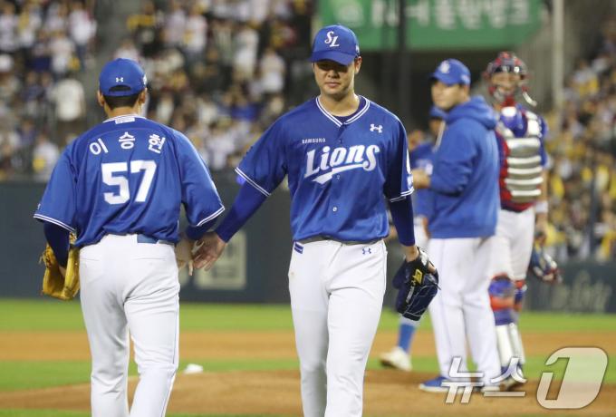 17일 오후 서울 송파구 잠실야구장에서 열린 프로야구 '2024 신한 SOL 뱅크 KBO 포스트시즌' 플레이오프 3차전 삼성 라이온즈와 LG 트윈스의 경기 4회말 무사 1루 상황 삼성 황동재가 마운드를 내려가고 있다. 2024.10.17/뉴스1 ⓒ News1 임세영 기자