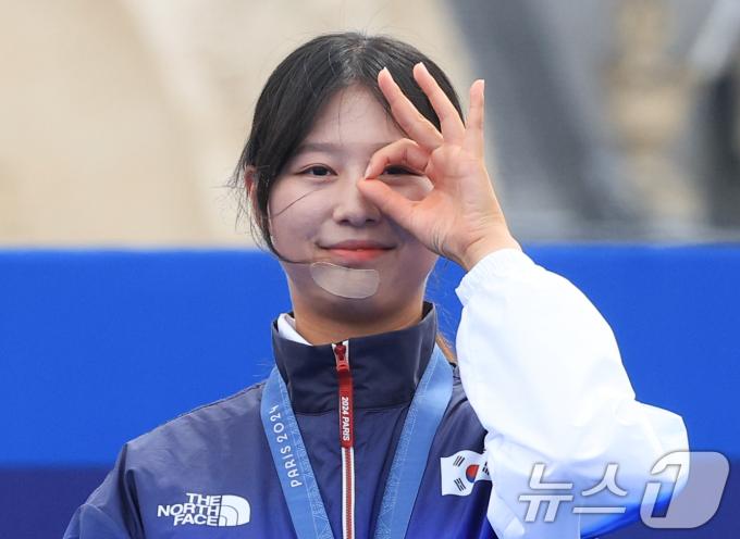 대한민국 양궁 대표팀 임시현 선수가 3일 오후(한국시간) 프랑스 파리 앵발리드에서 진행된 양궁 여자 개인 시상식에서 금메달을 수여 받은 후 '3관왕' 세리머니를 하고 있다. 2024.8.3/뉴스1 ⓒ News1 박정호 기자