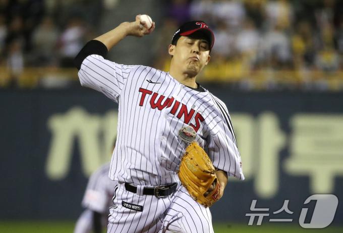 17일 오후 서울 송파구 잠실야구장에서 열린 프로야구 '2024 신한 SOL 뱅크 KBO 포스트시즌' 플레이오프 3차전 삼성 라이온즈와 LG 트윈스의 경기에서 LG 선발투수 임찬규가 역투하고 있다. 2024.10.17/뉴스1 ⓒ News1 임세영 기자