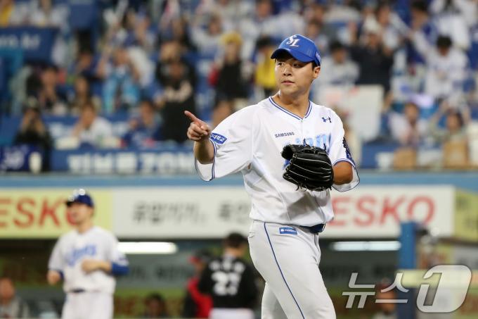 15일 오후 대구 삼성라이온즈파크에서 열린 프로야구 '2024 신한 SOL 뱅크 KBO 포스트시즌' 플레이오프 2차전 LG 트윈스와 삼성 라이온즈의 경기, 7회초 2사 만루 상황을 무실점으로 막은 삼성 김윤수가 기뻐하고 있다. 2024.10.15/뉴스1 ⓒ News1 공정식 기자