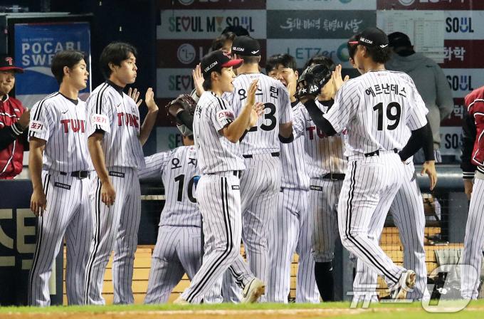 17일 오후 서울 송파구 잠실야구장에서 열린 프로야구 '2024 신한 SOL 뱅크 KBO 포스트시즌' 플레이오프 3차전 삼성 라이온즈와 LG 트윈스의 경기, 구원 등판한 LG 에르난데스가 7회초 삼성 공격을 무실점으로 막아낸 후 동료들의 축하를 받고 있다. 2024.10.17/뉴스1 ⓒ News1 오대일 기자