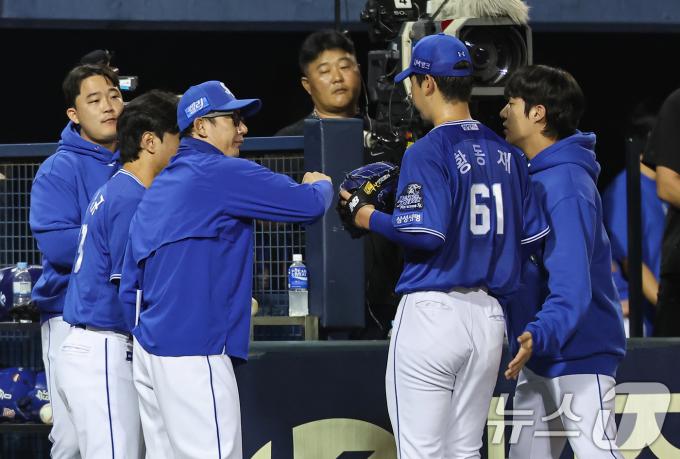 17일 오후 서울 송파구 잠실야구장에서 열린 프로야구 '2024 신한 SOL 뱅크 KBO 포스트시즌' 플레이오프 3차전 삼성 라이온즈와 LG 트윈스의 경기, 삼성 선발투수 황동재가 4회말 교체되고 있다. 2024.10.17/뉴스1 ⓒ News1 김도우 기자