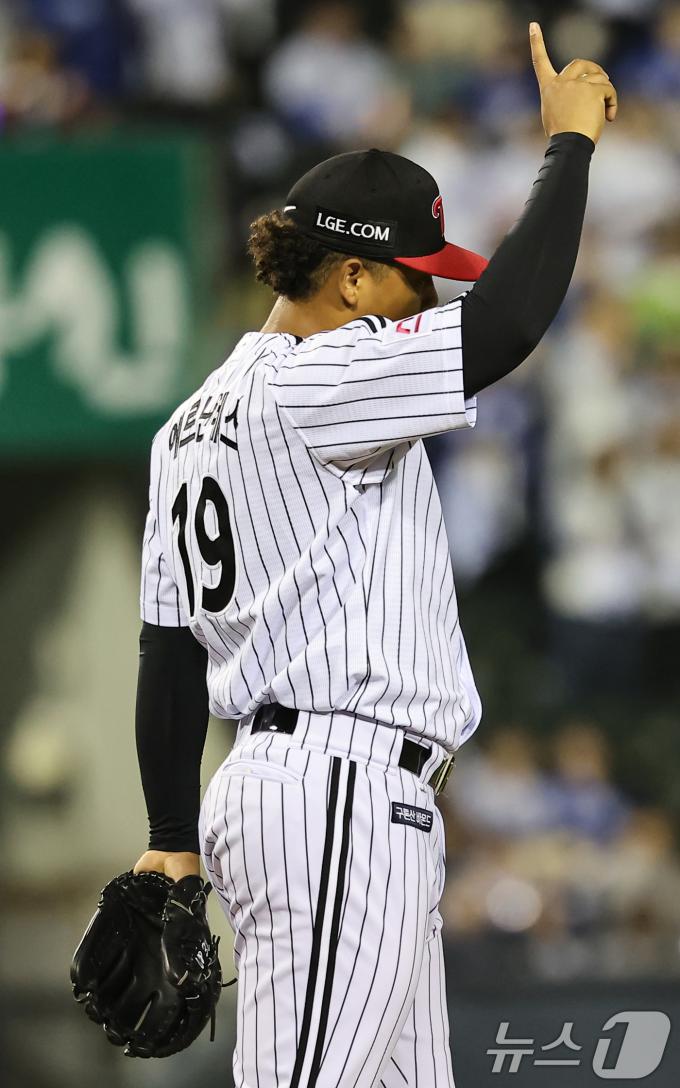 17일 오후 서울 송파구 잠실야구장에서 열린 프로야구 '2024 신한 SOL 뱅크 KBO 포스트시즌' 플레이오프 3차전 삼성 라이온즈와 LG 트윈스의 경기, 6회초 구원등판한 LG 에르난데스가 삼성 윤정빈의 타구를 처리한 LG 우익수 홍창기에게 고마움을 표시하고 있다. 2024.10.17/뉴스1 ⓒ News1 김도우 기자