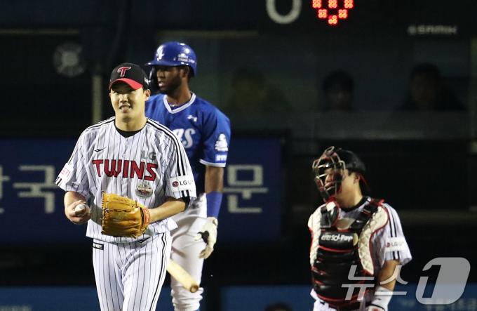 17일 오후 서울 송파구 잠실야구장에서 열린 프로야구 '2024 신한 SOL 뱅크 KBO 포스트시즌' 플레이오프 3차전 삼성 라이온즈와 LG 트윈스의 경기, 4회초 삼성 공격 1사 1루 상황에서 디아즈가 큼지막한 파울홈런을 날린 후 아쉬워하는 동안 LG 선발 임찬규가 안도의 미소를 지어보이고 있다. 2024.10.17/뉴스1 ⓒ News1 오대일 기자