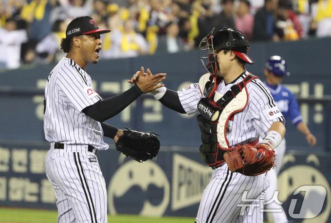 17일 오후 서울 송파구 잠실야구장에서 열린 프로야구 '2024 신한 SOL 뱅크 KBO 포스트시즌' 플레이오프 3차전 삼성 라이온즈와 LG 트윈스의 경기에서 LG 에르난데스와 박동원이 하이파이브를 나누고 있다. 이날 경기는 LG가 상섬을 상대로 1-0으로 승리했다. 2024.10.17/뉴스1 ⓒ News1 임세영 기자