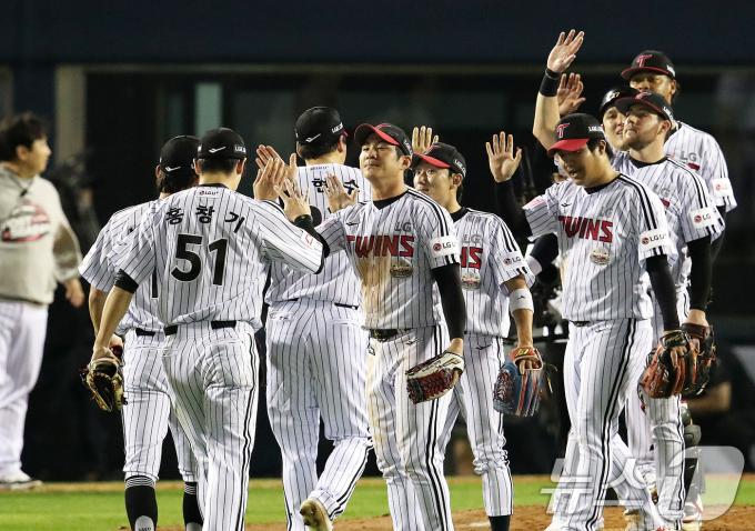 17일 오후 서울 송파구 잠실야구장에서 열린 프로야구 '2024 신한 SOL 뱅크 KBO 포스트시즌' 플레이오프 3차전 삼성 라이온즈와 LG 트윈스의 경기에서 1-0 신승을 거두며 탈락 위기에서 탈출한 LG 선수들이 마운드에 모여 하이파이브를 나누고 있다. 2024.10.17/뉴스1 ⓒ News1 오대일 기자