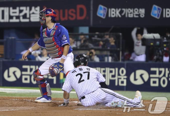17일 오후 서울 송파구 잠실야구장에서 열린 프로야구 '2024 신한 SOL 뱅크 KBO 포스트시즌' 플레이오프 3차전 삼성 라이온즈와 LG 트윈스의 경기 5회말 1사 1,3루 상황 LG 홍창기의 희생플라이에 3루주자 박동원이 홈으로 들어오고 있다. 2024.10.17/뉴스1 ⓒ News1 임세영 기자