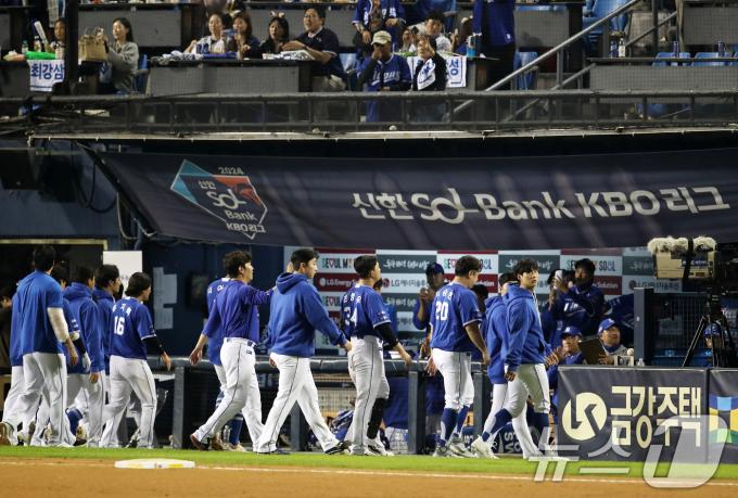 17일 오후 서울 송파구 잠실야구장에서 열린 프로야구 '2024 신한 SOL 뱅크 KBO 포스트시즌' 플레이오프 3차전 삼성 라이온즈와 LG 트윈스의 경기에서 0-1 영봉패를 당한 삼성 선수들이 침통한 얼굴로 그라운드를 떠나고 있다. 2024.10.17/뉴스1 ⓒ News1 오대일 기자