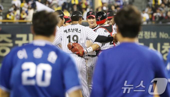 17일 오후 서울 송파구 잠실야구장에서 열린 프로야구 '2024 신한 SOL 뱅크 KBO 포스트시즌' 플레이오프 3차전 삼성 라이온즈와 LG 트윈스의 경기에서 LG 선수들이 하이파이브를 나누고 있다. 이날 경기는 LG가 삼성을 상대로 1-0으로 승리했다. 2024.10.17/뉴스1 ⓒ News1 임세영 기자