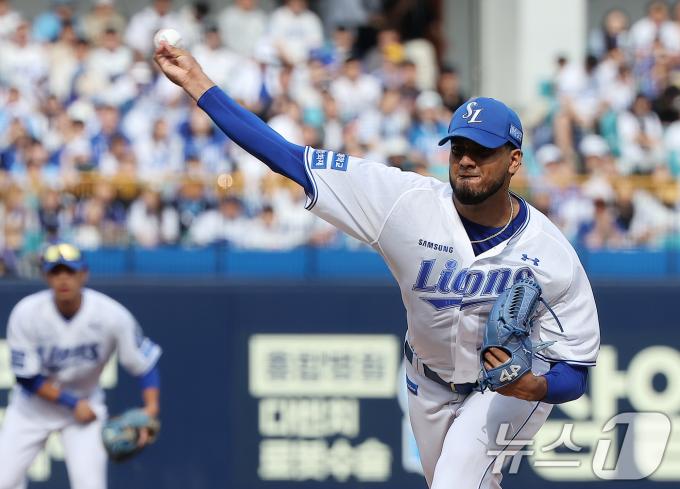 13일 오후 대구 삼성라이온즈파크에서 열린 프로야구 '2024 신한 SOL 뱅크 KBO 포스트시즌' 플레이오프 1차전 LG 트윈스와 삼성 라이온즈의 경기, 삼성 투수 레예스. 2024.10.13/뉴스1 ⓒ News1 김진환 기자
