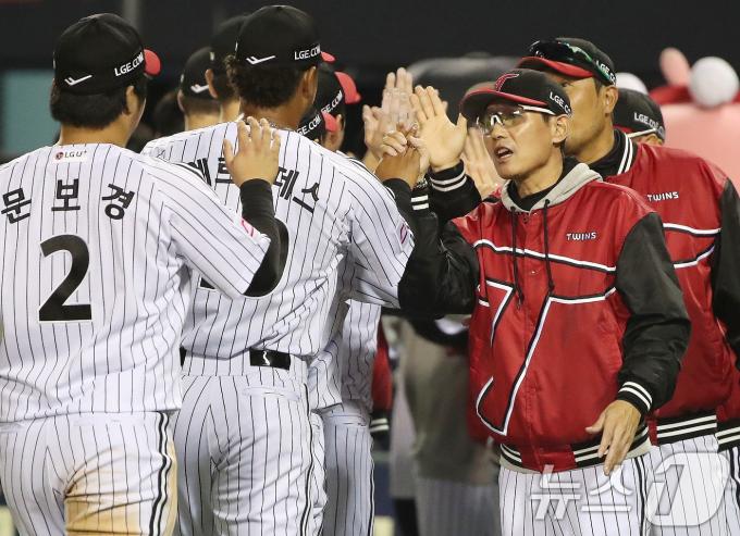 17일 오후 서울 송파구 잠실야구장에서 열린 프로야구 '2024 신한 SOL 뱅크 KBO 포스트시즌' 플레이오프 3차전 삼성 라이온즈와 LG 트윈스의 경기에서 LG 염경엽 감독이 에르난데스와 하이파이브를 나누고 있다. 이날 경기는 LG가 삼성을 상대로 1-0으로 승리했다. 2024.10.17/뉴스1 ⓒ News1 임세영 기자