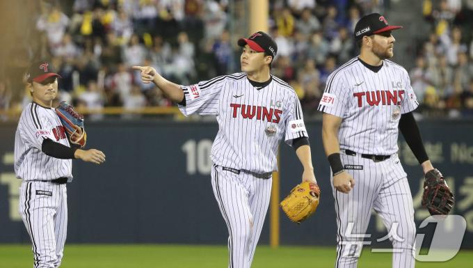 17일 오후 서울 송파구 잠실야구장에서 열린 프로야구 '2024 신한 SOL 뱅크 KBO 포스트시즌' 플레이오프 3차전 삼성 라이온즈와 LG 트윈스의 경기 6회초 1사 주자 없는 상황 LG 임찬규가 마운드를 내려가며 신민재와 하이파이브를 나누고 있다. 2024.10.17/뉴스1 ⓒ News1 임세영 기자