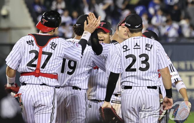 17일 오후 서울 송파구 잠실야구장에서 열린 프로야구 '2024 신한 SOL 뱅크 KBO 포스트시즌' 플레이오프 3차전 삼성 라이온즈와 LG 트윈스의 경기, 1대0 승리를 거둔 LG 트윈스 선수들이 기쁨을 나누고 있다. 2024.10.17/뉴스1 ⓒ News1 김도우 기자